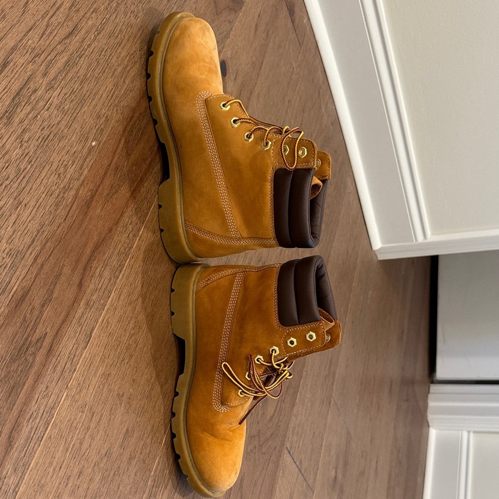 Timberland Tan Leather Boots with Yellow Laces - Picture 2 of 8